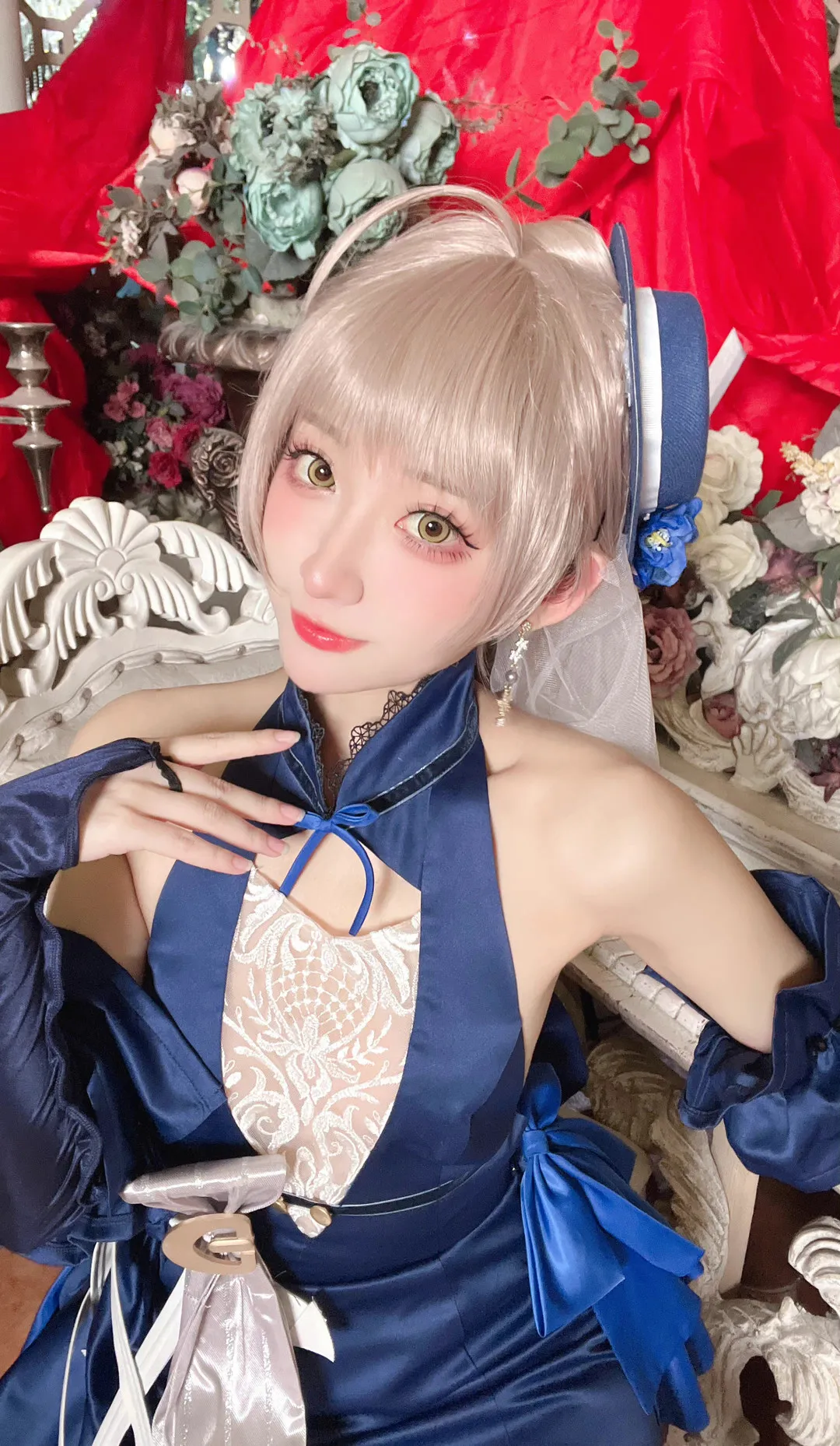 尤幽角色扮演作品整理 蓝白配色礼服搭配浅色假发的角色扮演照片