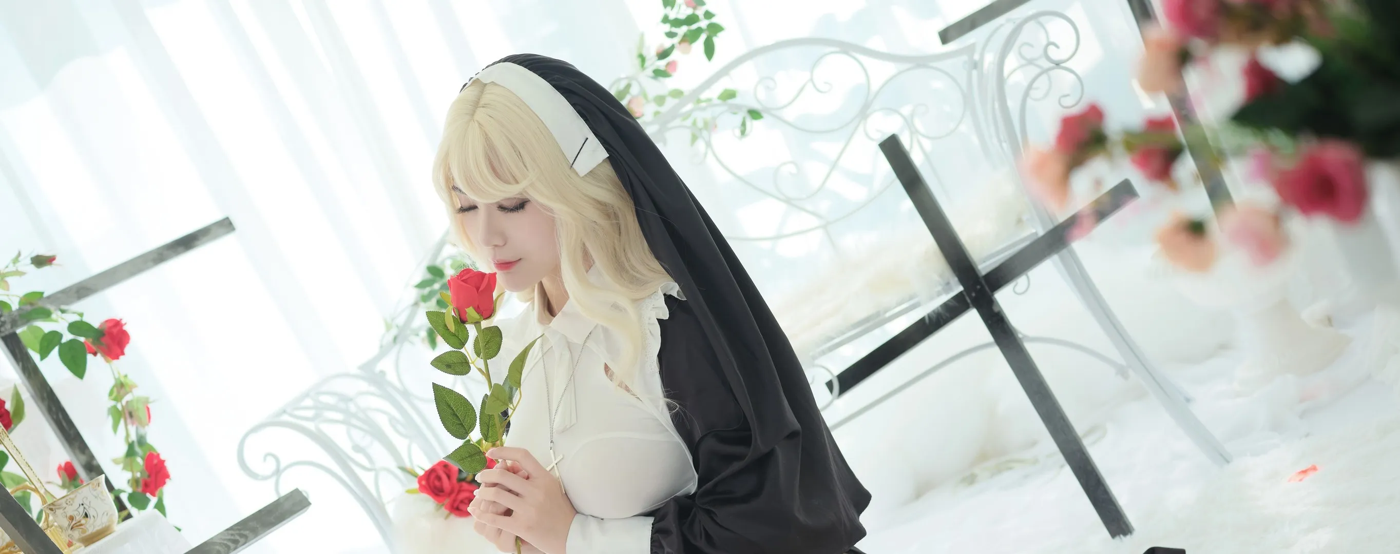 一米八的大梨子女仆角色风格作品参考 黑白服饰搭配红色玫瑰的角色扮演照片