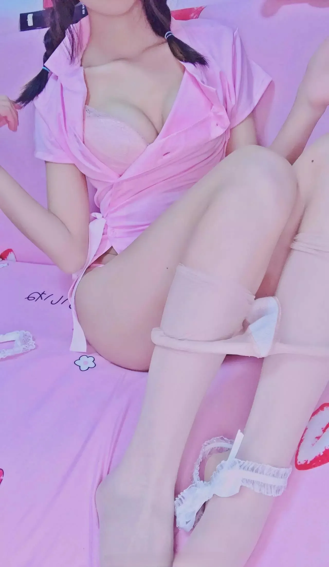 小仙云儿cosplay角色风格作品参考 粉色系服装搭配双马尾发型的角色扮演造型照片