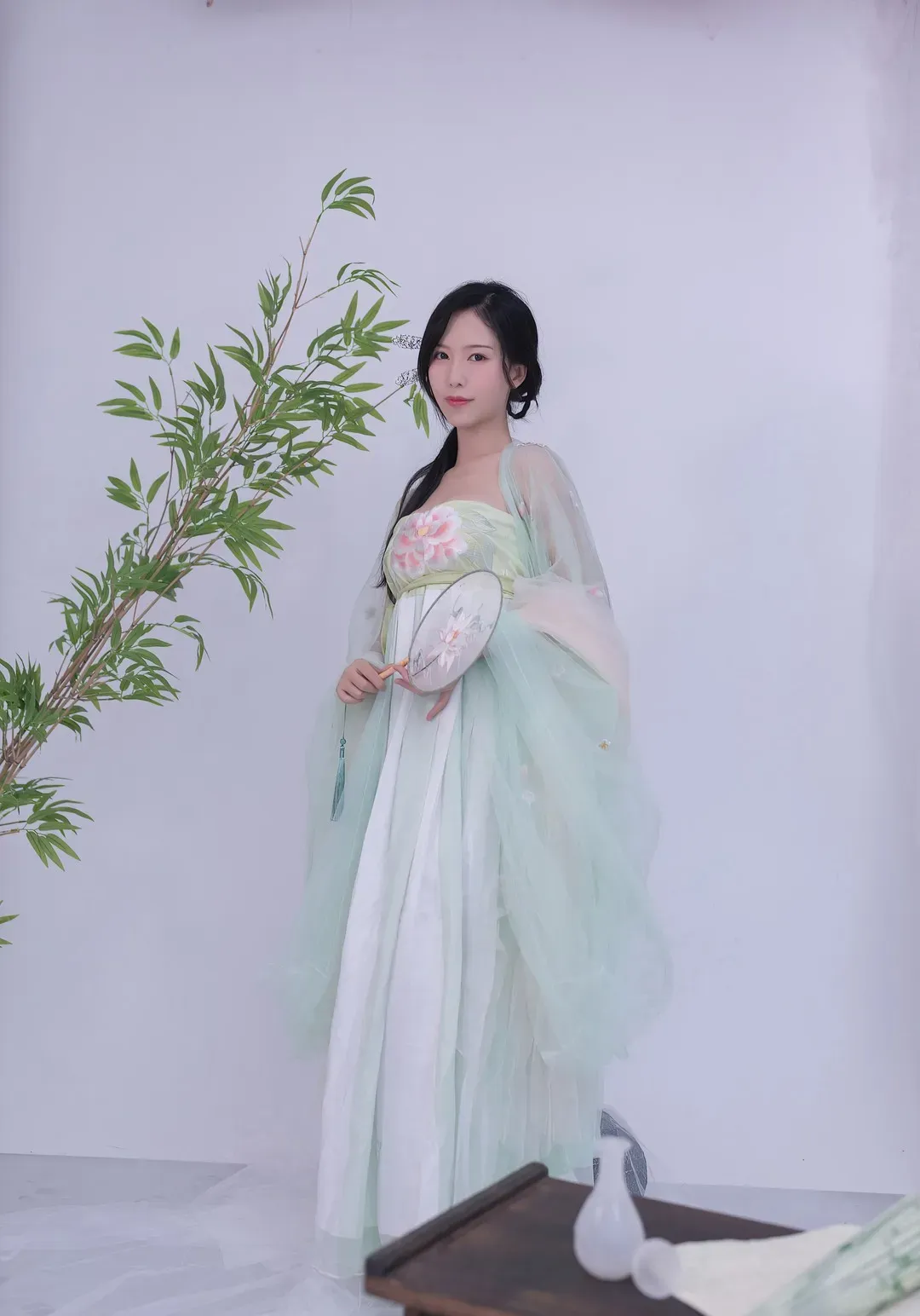抖娘利世角色写真风格作品整理 浅色古风服饰搭配扇子的角色造型照片