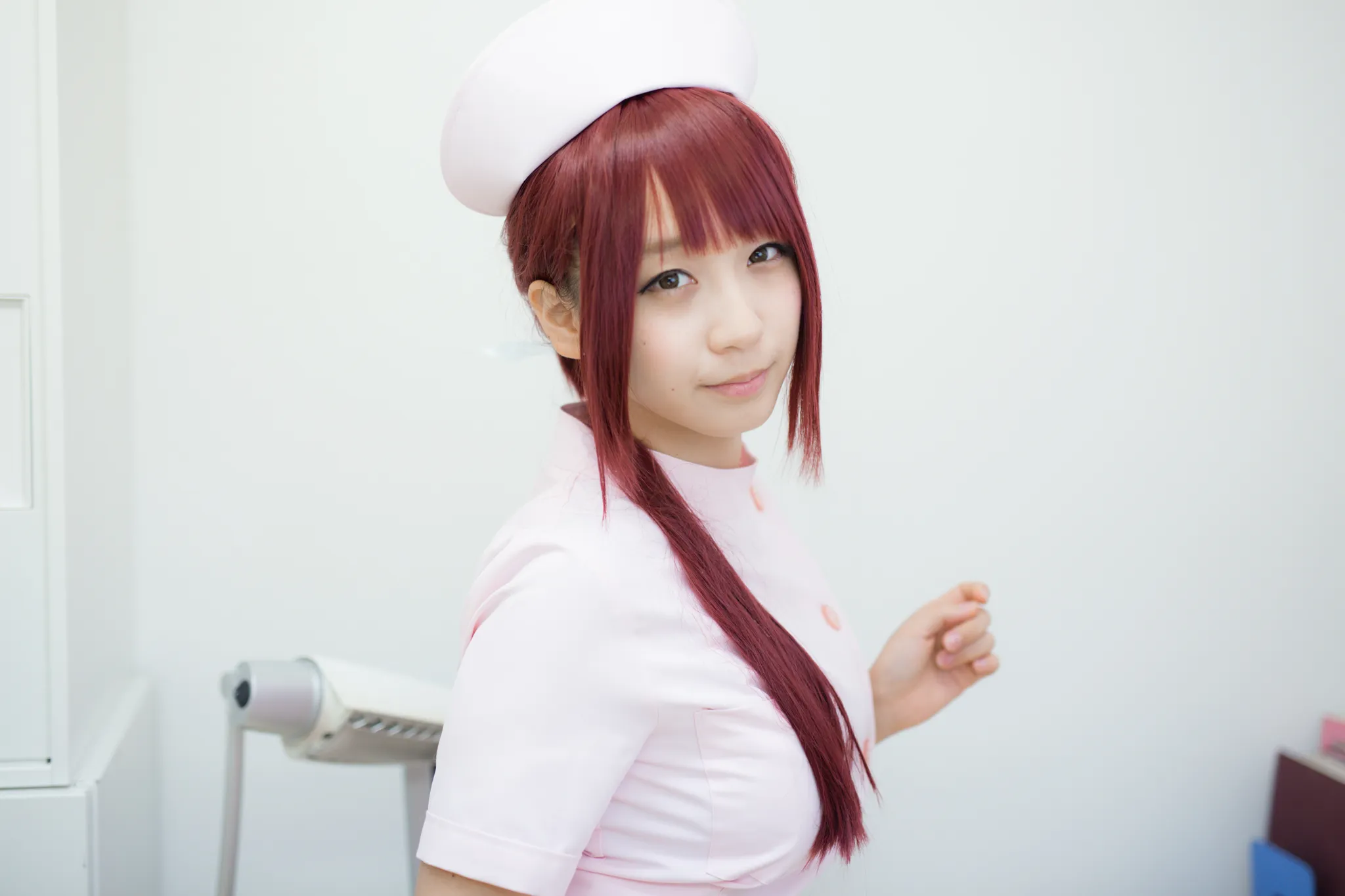 伊織もえ cosplay制服与角色造型专题参考 伊織もえ红棕色长发配白色圆帽与浅粉色短袖制服的室内造型