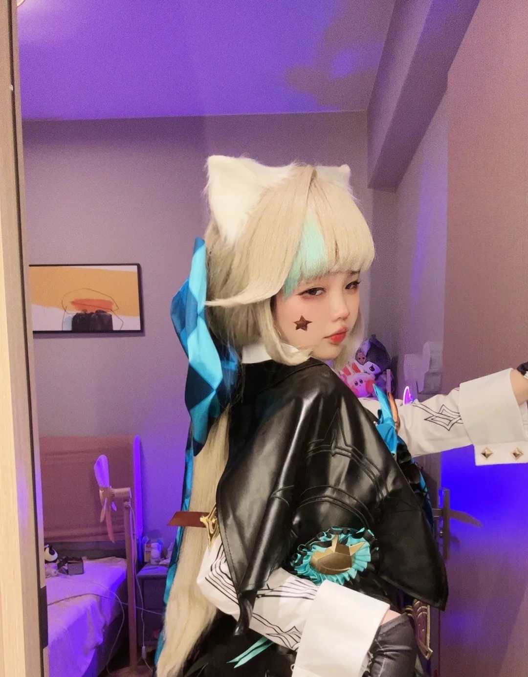 小瑶幺幺cosplay角色风格作品参考 浅色假发猫耳元素角色Cosplay室内照片