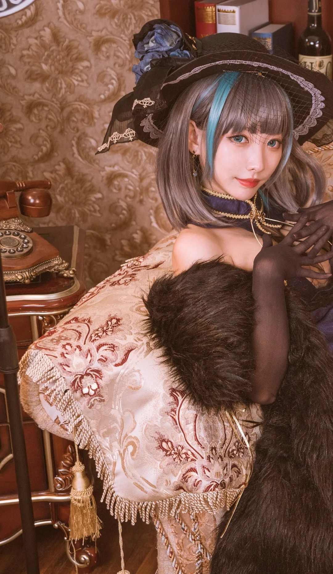 宫本桜 cosplay 角色风格写真作品参考 黑色帽饰与复古背景中的角色写真图片