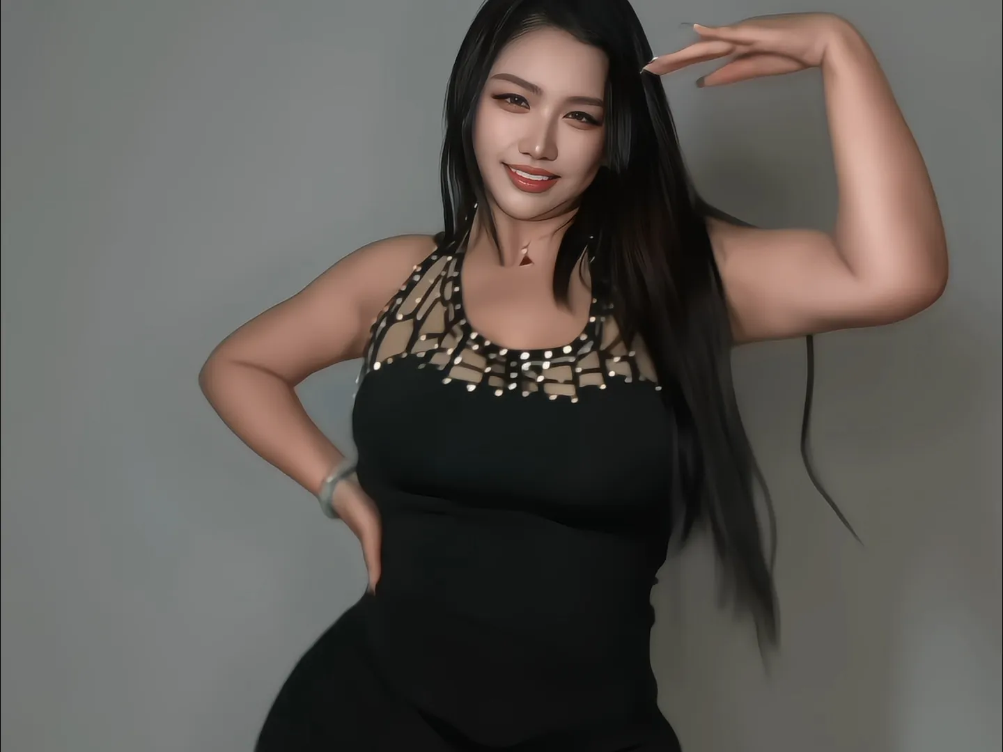 严厉的王指导角色写真风格作品参考 严厉的王指导黑色服装长发室内造型照片