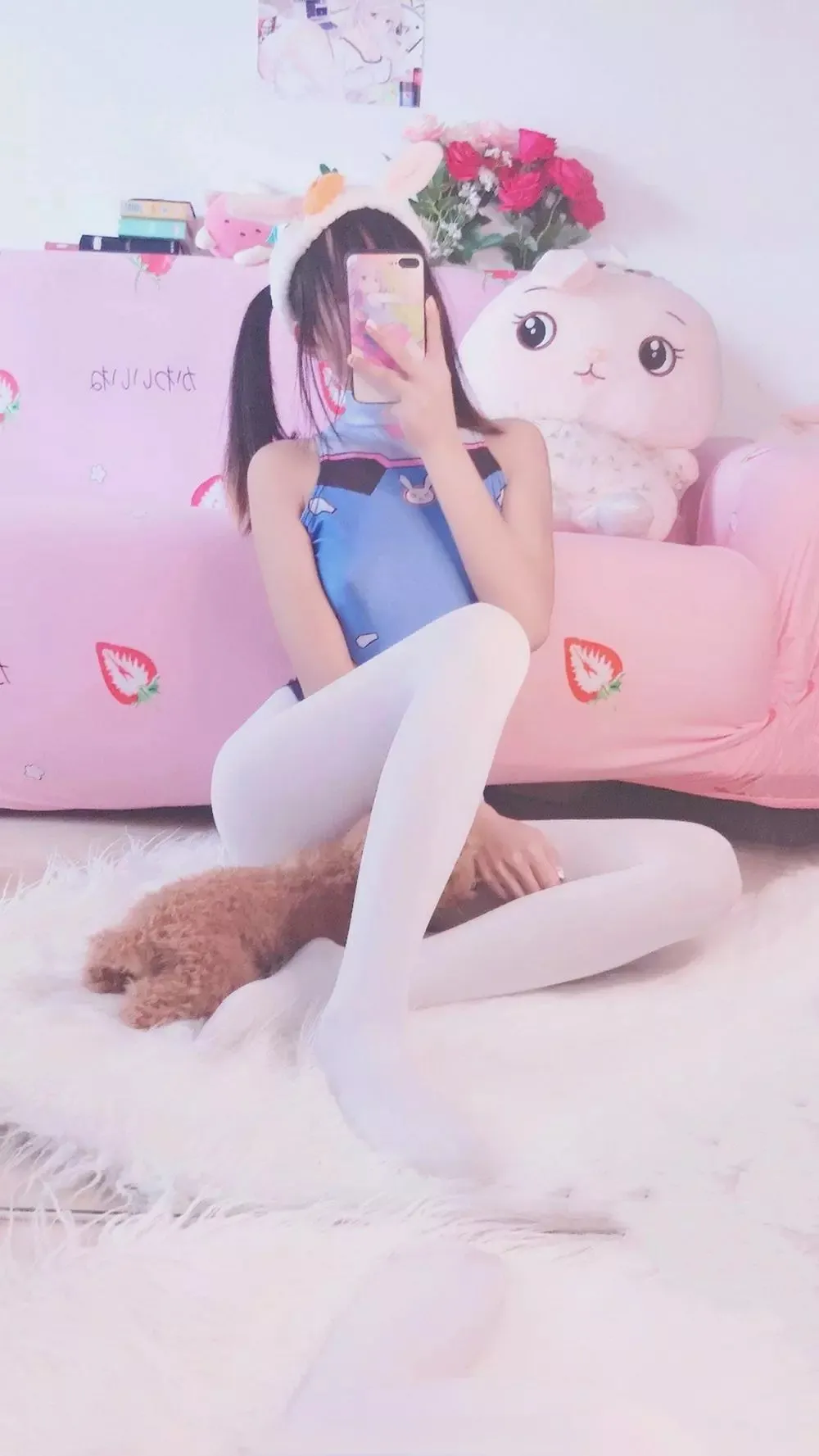 小仙云儿cosplay角色风格作品参考 蓝色制服造型坐在房间中的角色扮演照片
