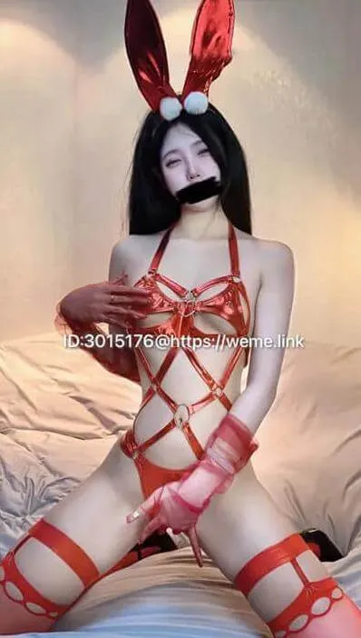 小粉哦角色写真风格作品参考 红色配件与深色发型造型