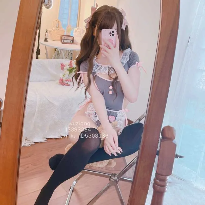 小蔡头喵喵喵cosplay风格作品参考 室内环境中带有装饰元素的角色服装照片