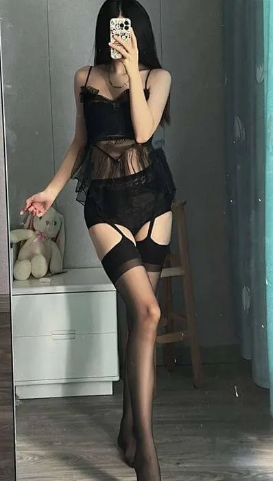 刘雅萌角色写真风格作品整理 深色服装搭配室内背景的造型照片