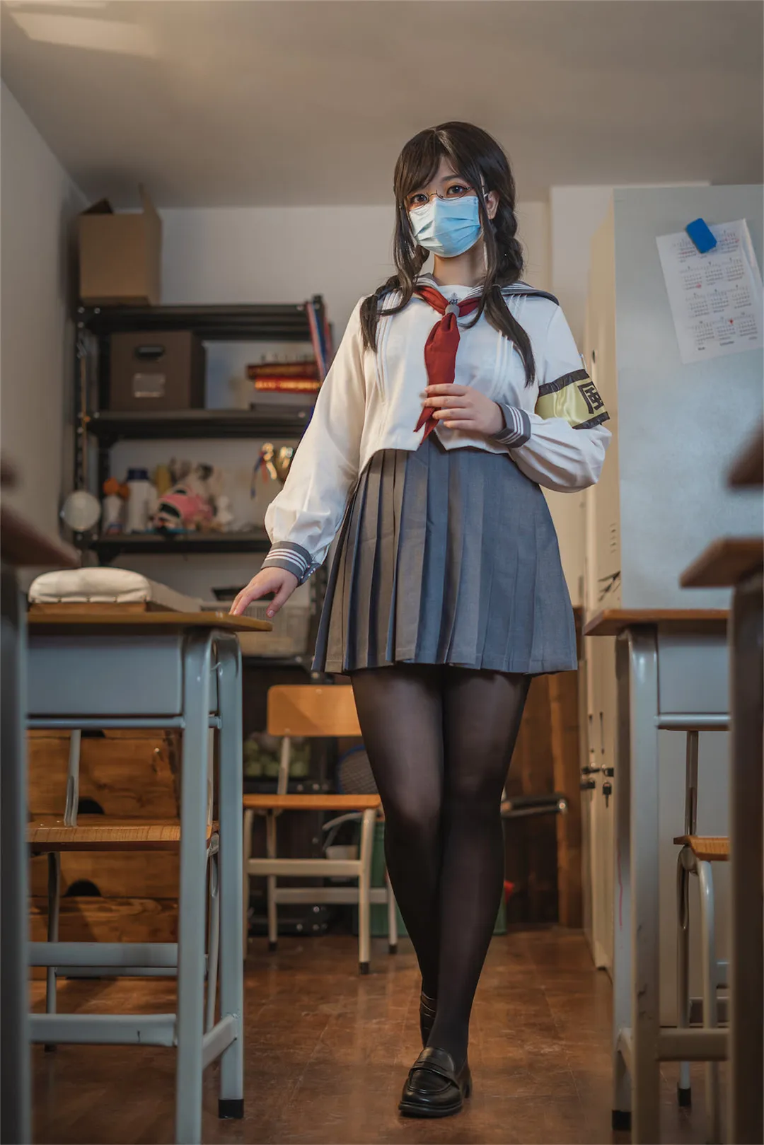 啊日日_Ganlory角色扮演风格作品参考 白色制服搭配灰色百褶裙的角色扮演造型