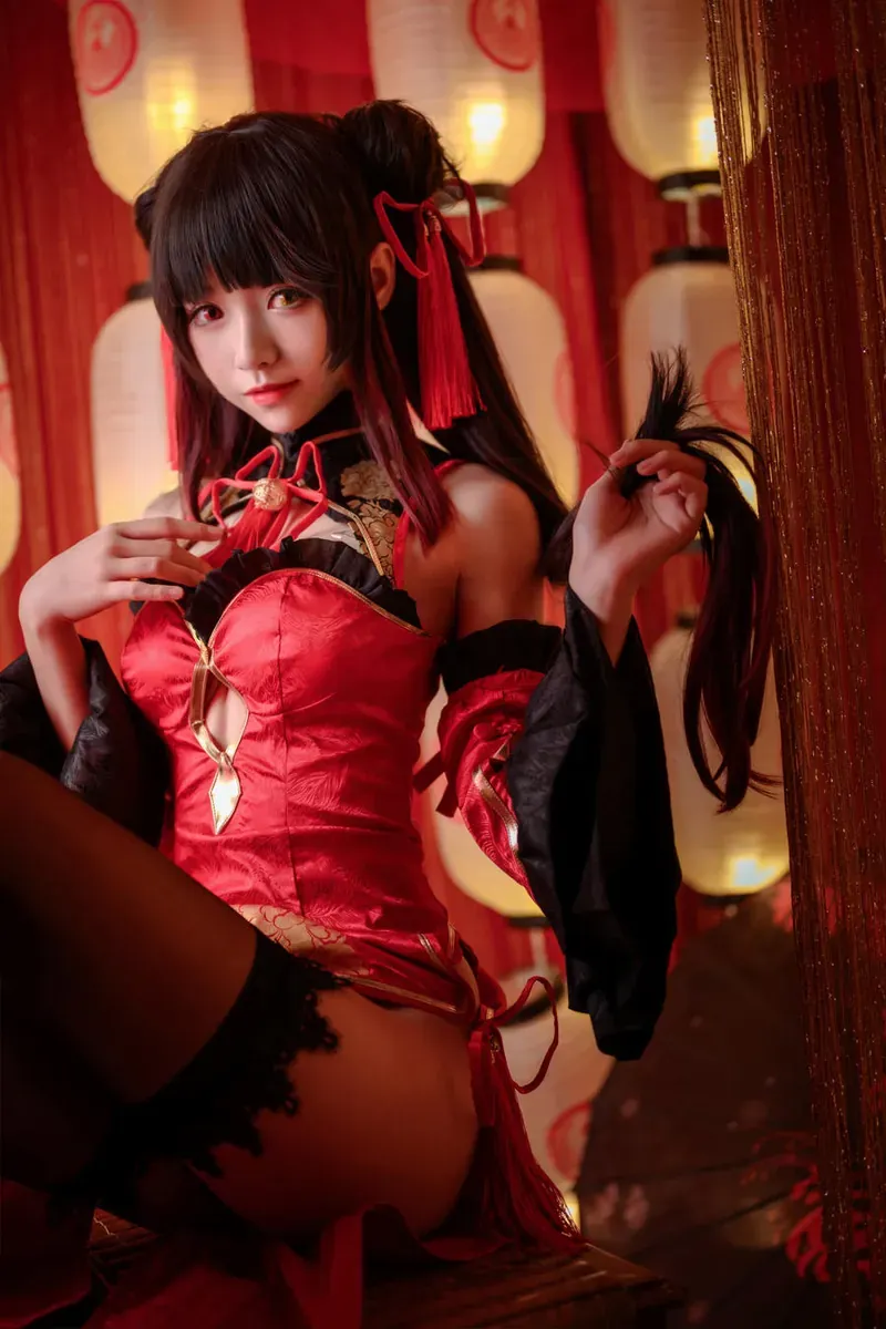 大大卷卷小卷cosplay角色写真风格作品整理 红黑古风服装搭配暖色灯笼背景的角色扮演照片