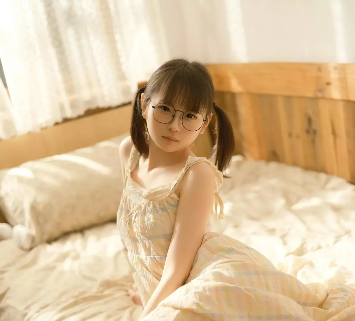 幼水铃衣Cosplay角色造型风格作品整理 室内环境中的双马尾角色造型照片