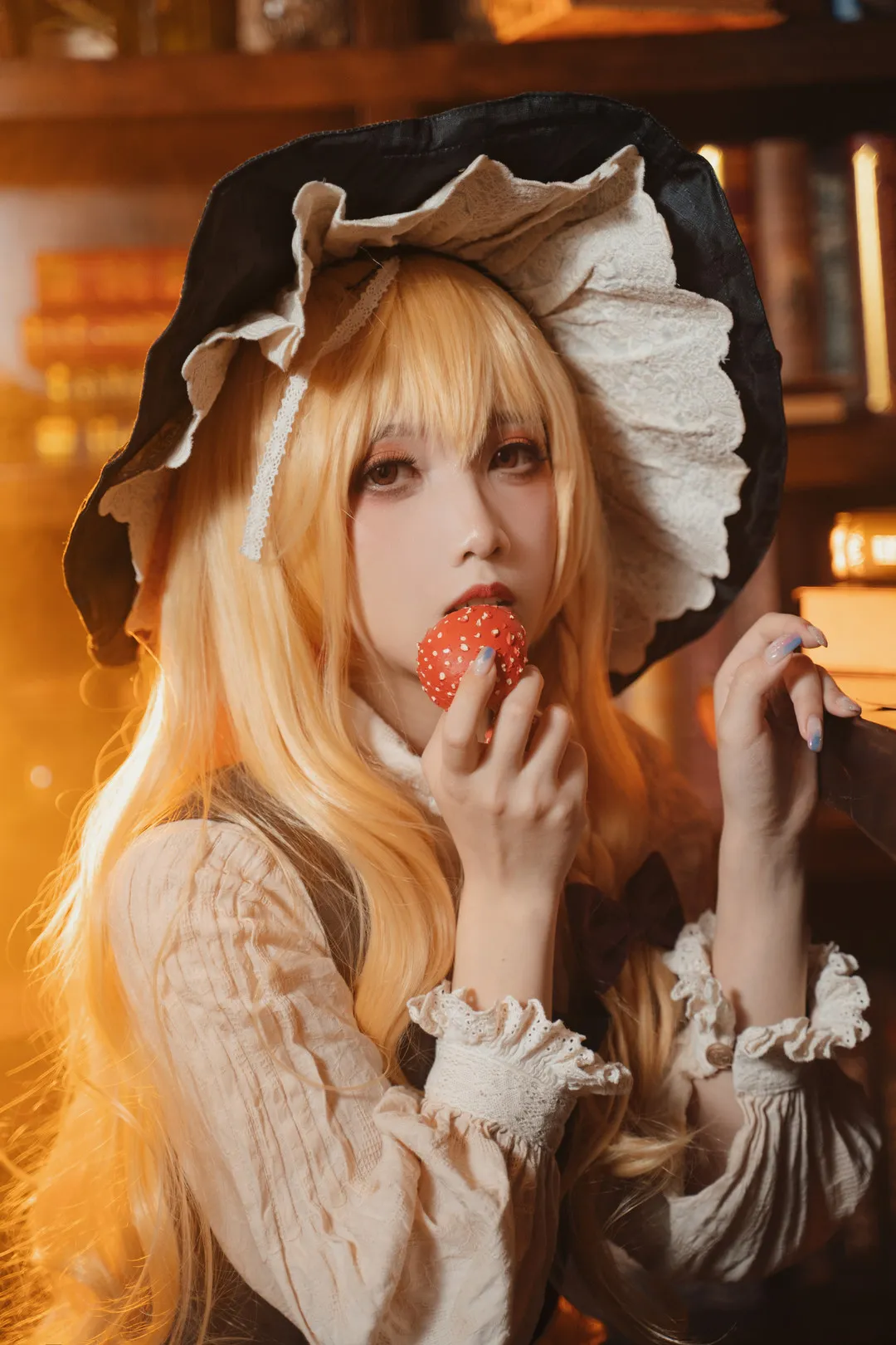 小和甜酒cosplay角色风格图集导读 金色长发黑色帽饰搭配浅色服装的角色写真