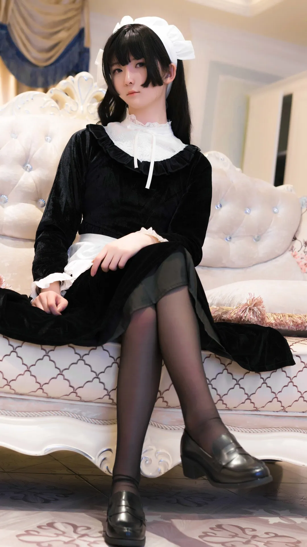 一小央泽角色扮演风格作品整理 黑色女仆裙装坐姿角色照片