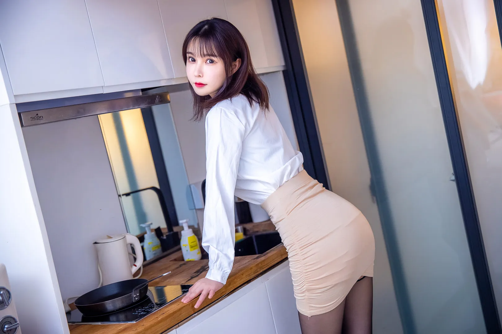 亚马逊鲶鱼角色扮演写真作品整理 白色上衣与浅色裙装的生活场景照片