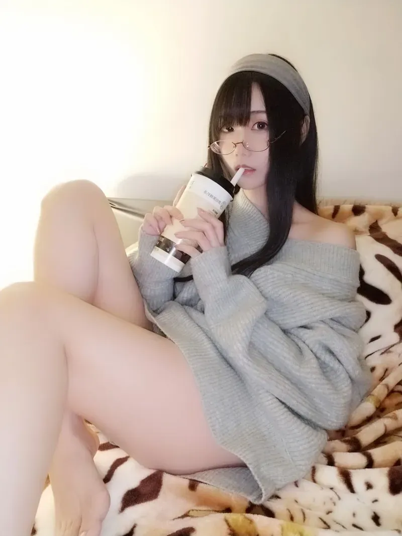 仙女月 甘雨与喜多川海梦角色服装专题参考 黑色长发人物戴灰色发带和眼镜坐在沙发上手持饮品