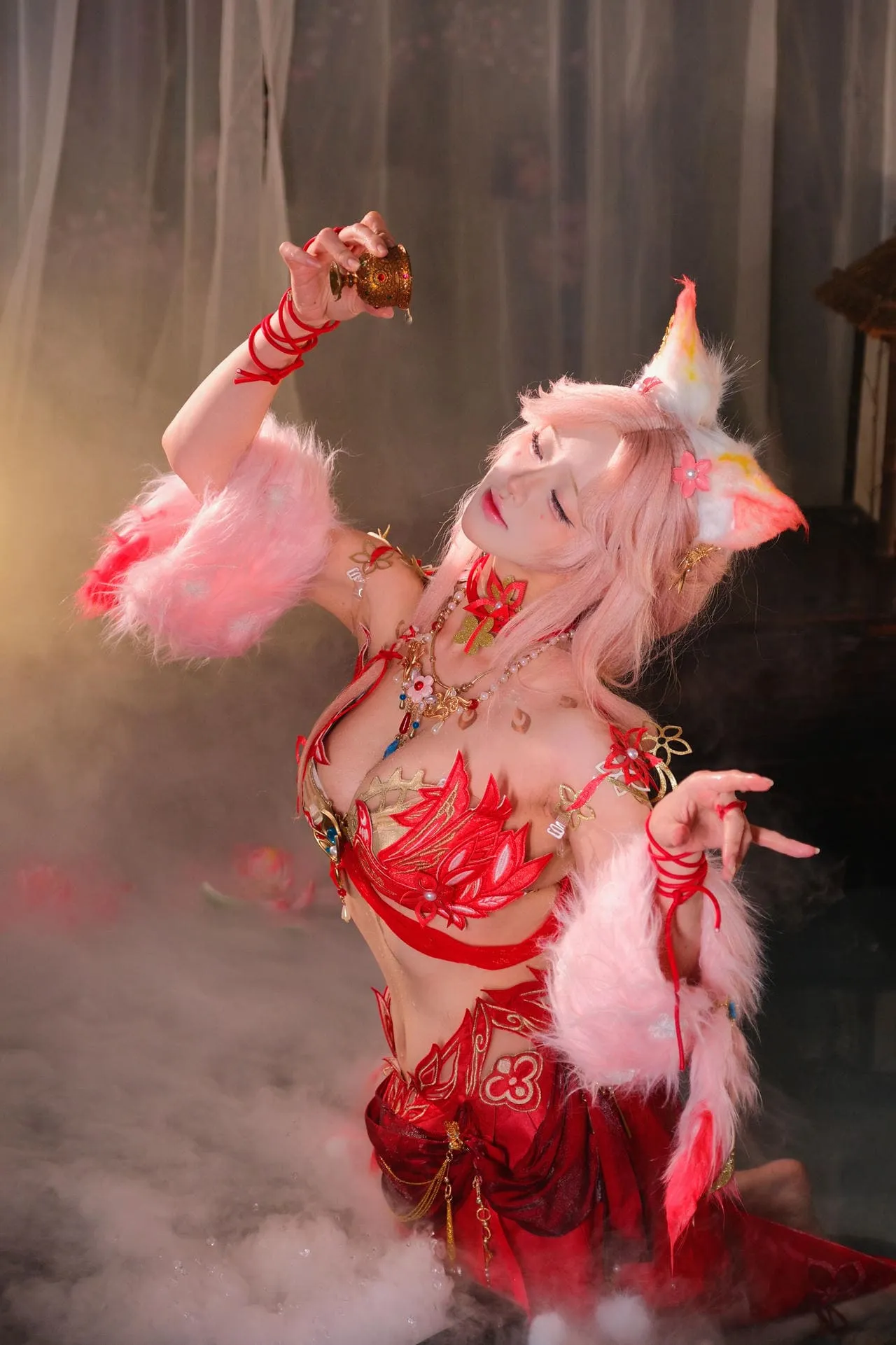 前野太太游戏角色cosplay风格作品参考 红色幻想角色服装与烟雾光影场景
