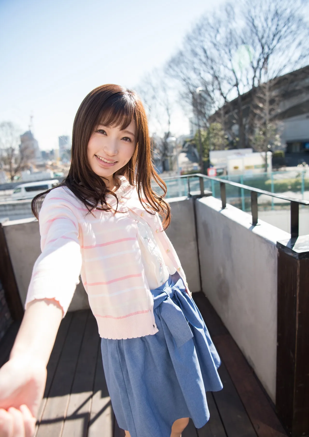 天使萌cosplay风格作品参考 户外环境中穿浅色服装的角色写真
