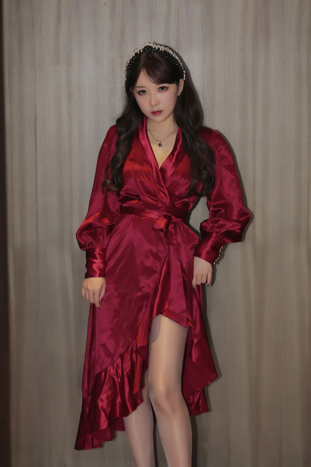 小女巫露娜角色扮演风格作品整理 小女巫露娜红色裙装造型与长发发饰可见照片