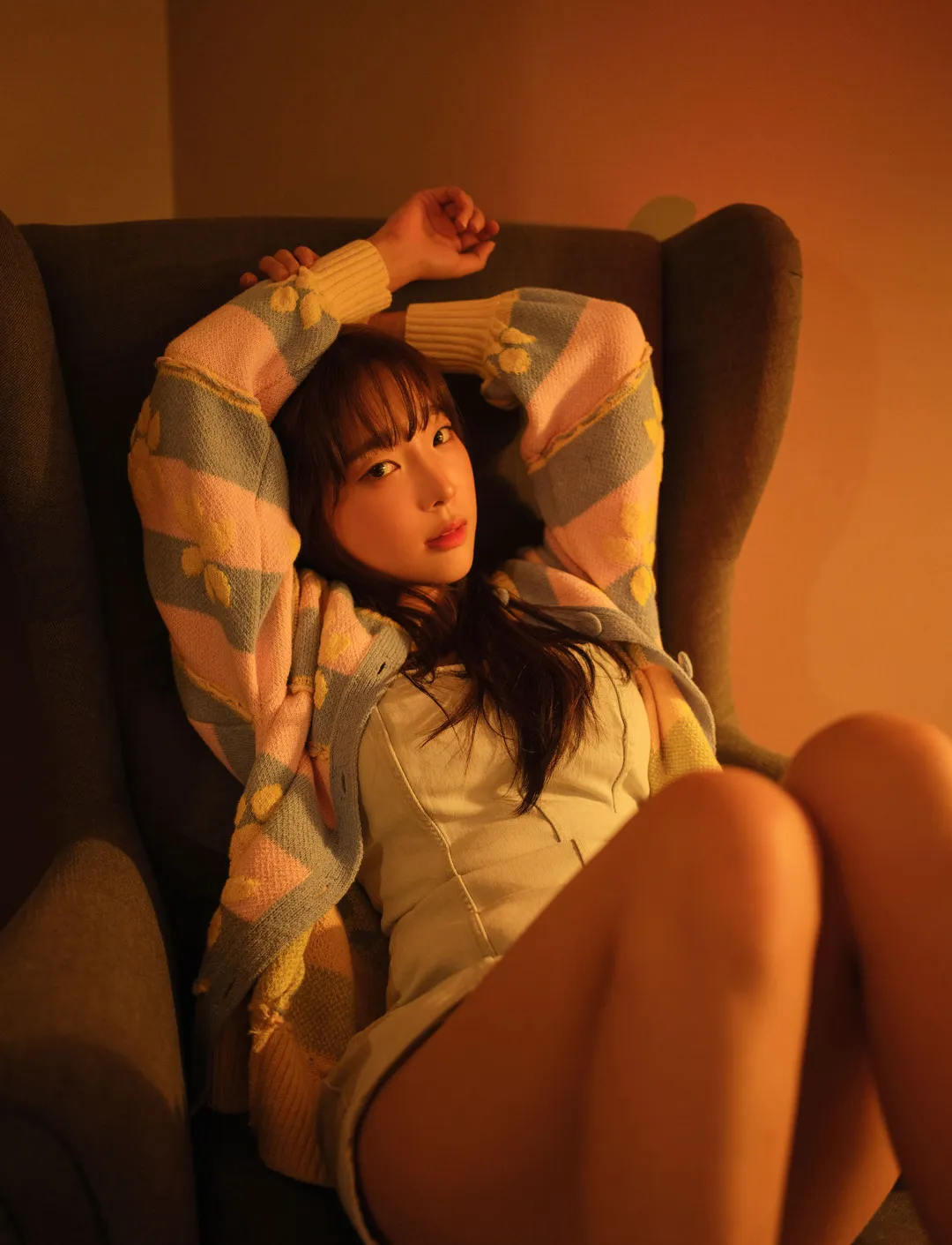 姜仁卿Kang Inkyung 角色写真风格作品整理 姜仁卿Kang Inkyung 针织服装室内造型，暖色光线下的生活风格写真。