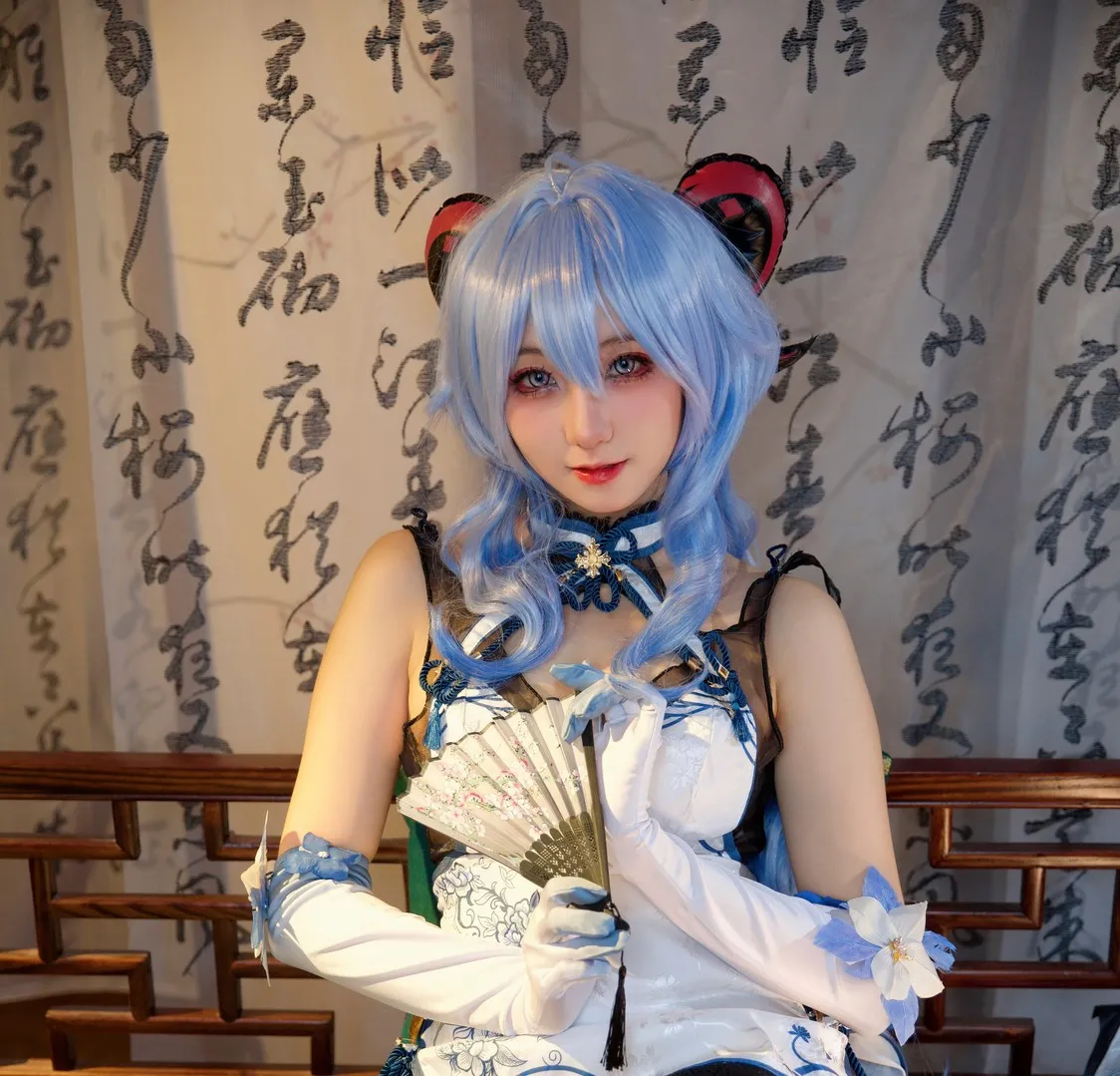 屑雪雪鸭角色造型风格作品参考 浅蓝色发型角色扮演照片,东方风格服装与扇子元素