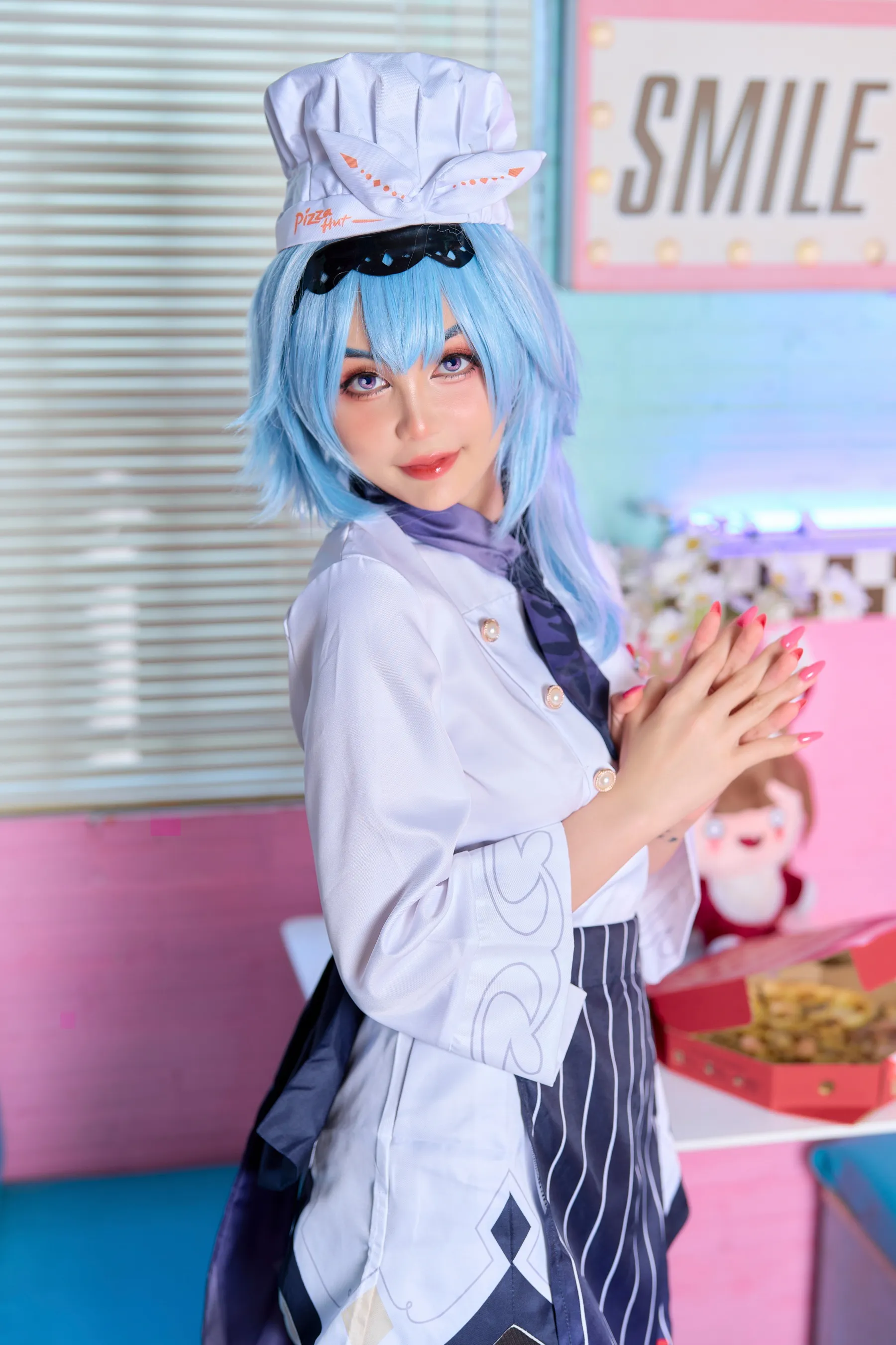 不爱笑的赛琳冷艳风格作品参考 蓝色假发与主题服装结合的角色摄影照片