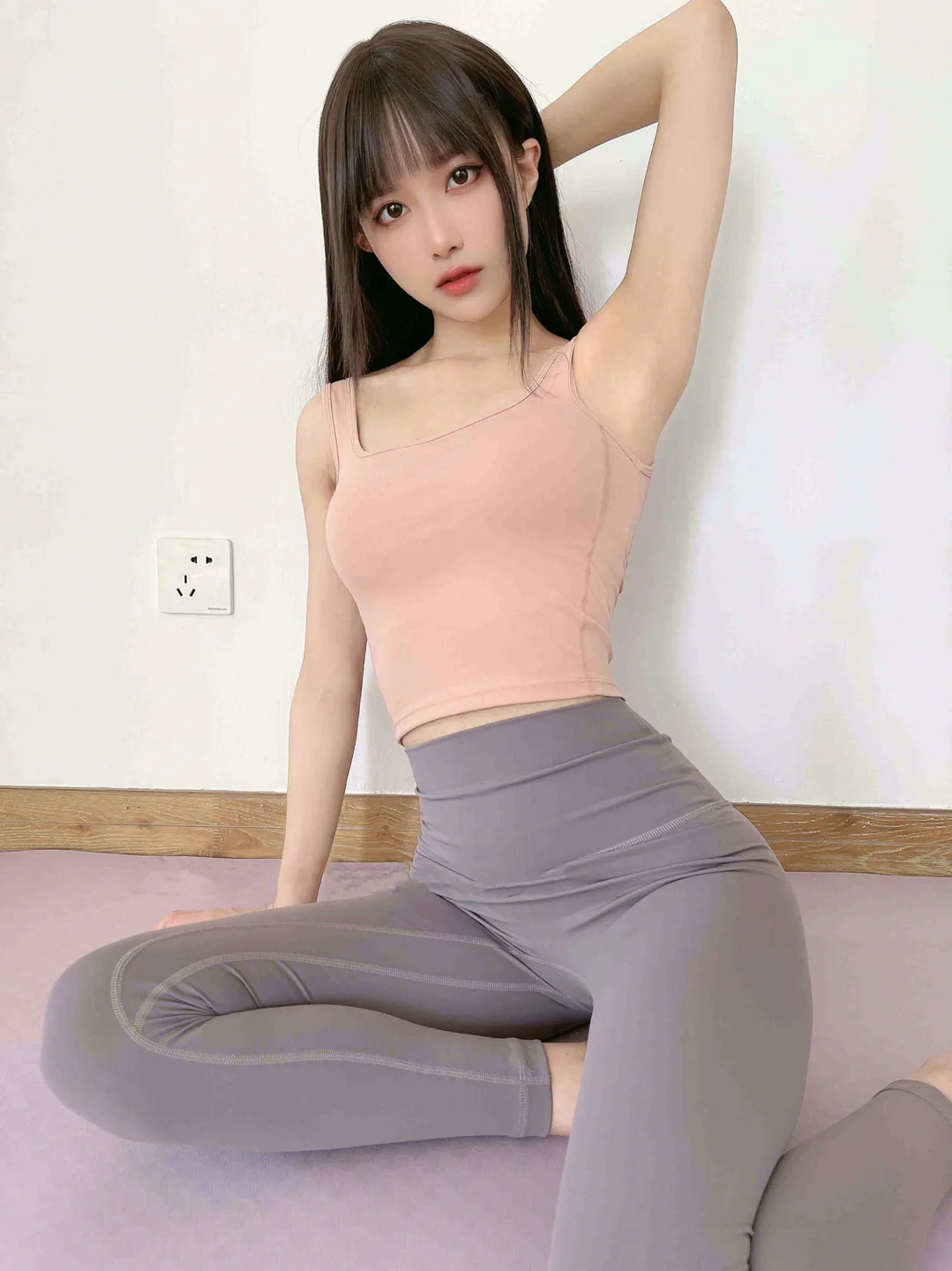 布丁大法cosplay风格作品参考 粉色上衣搭配灰色裤装的室内坐姿造型