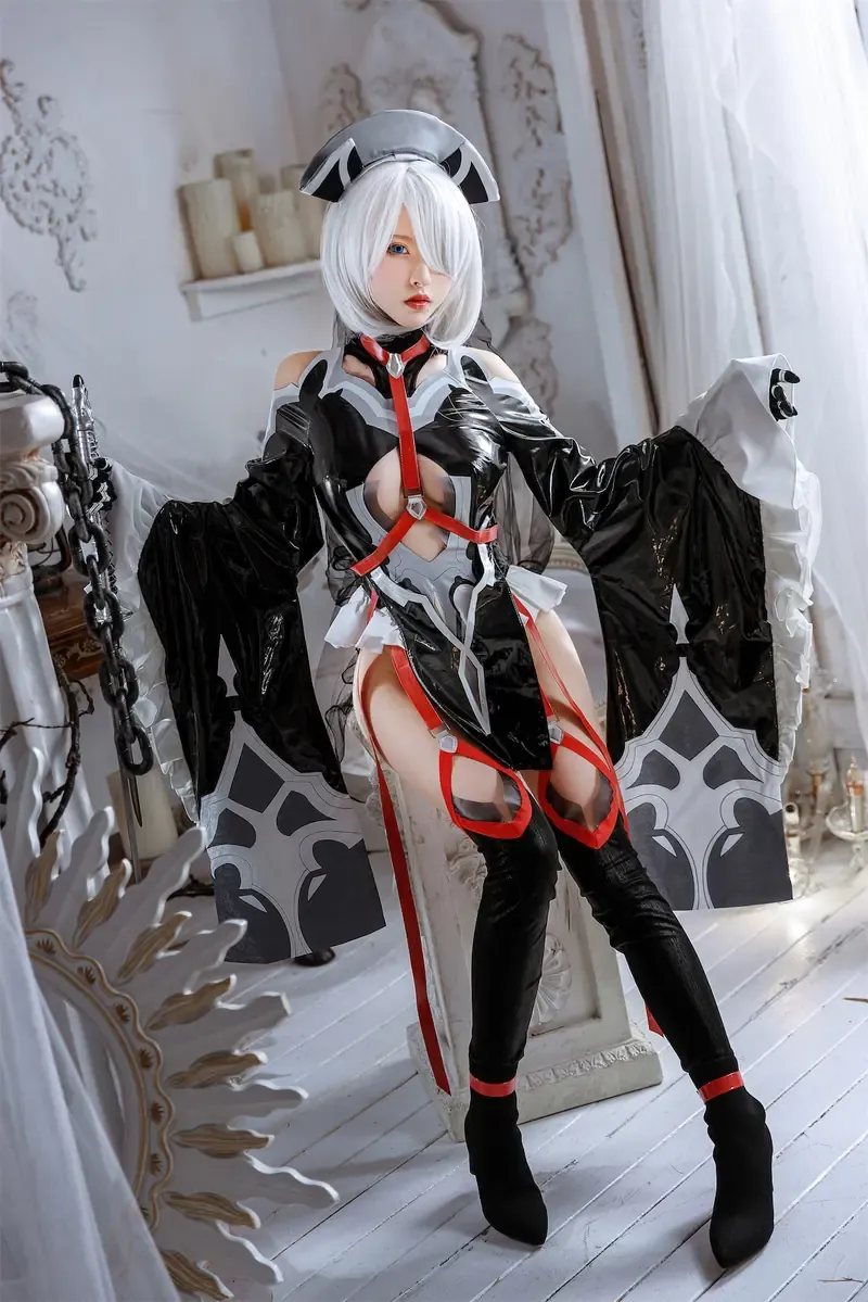 我才不是neko cosplay角色写真风格作品参考 白色假发角色服装造型站立于明亮室内环境中的Cos写真