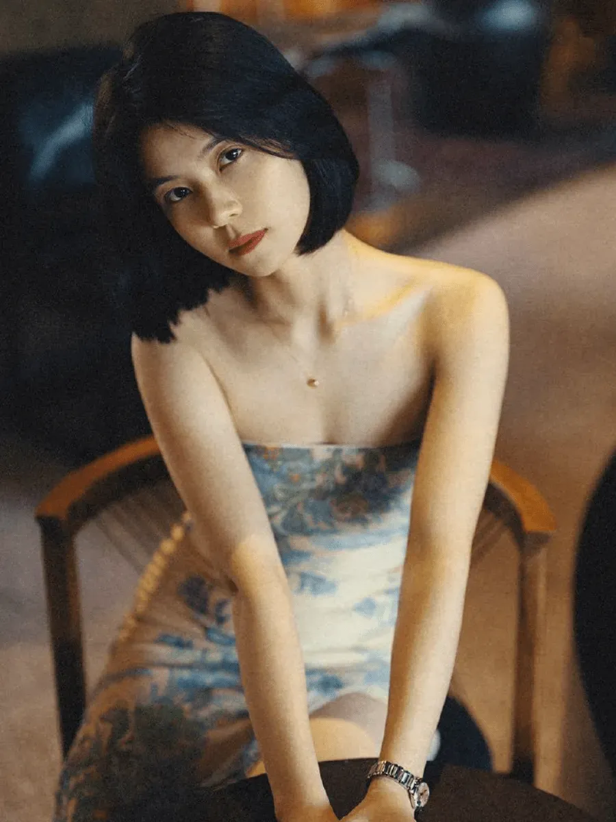 孬子妹写真风格作品参考 短发人物坐姿写真,室内环境中的简洁服装造型
