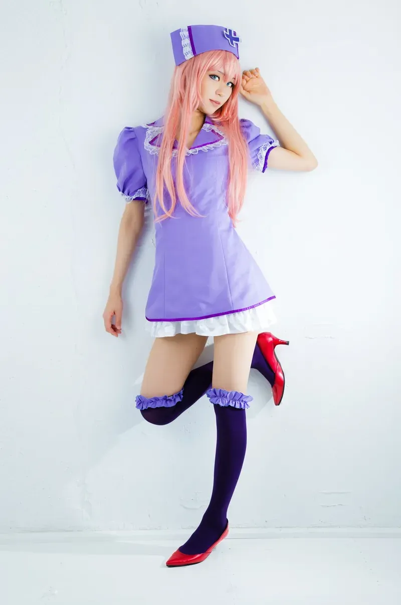 小木曾AYA角色Cosplay作品参考 紫色服装和粉色假发的游戏角色Cosplay造型