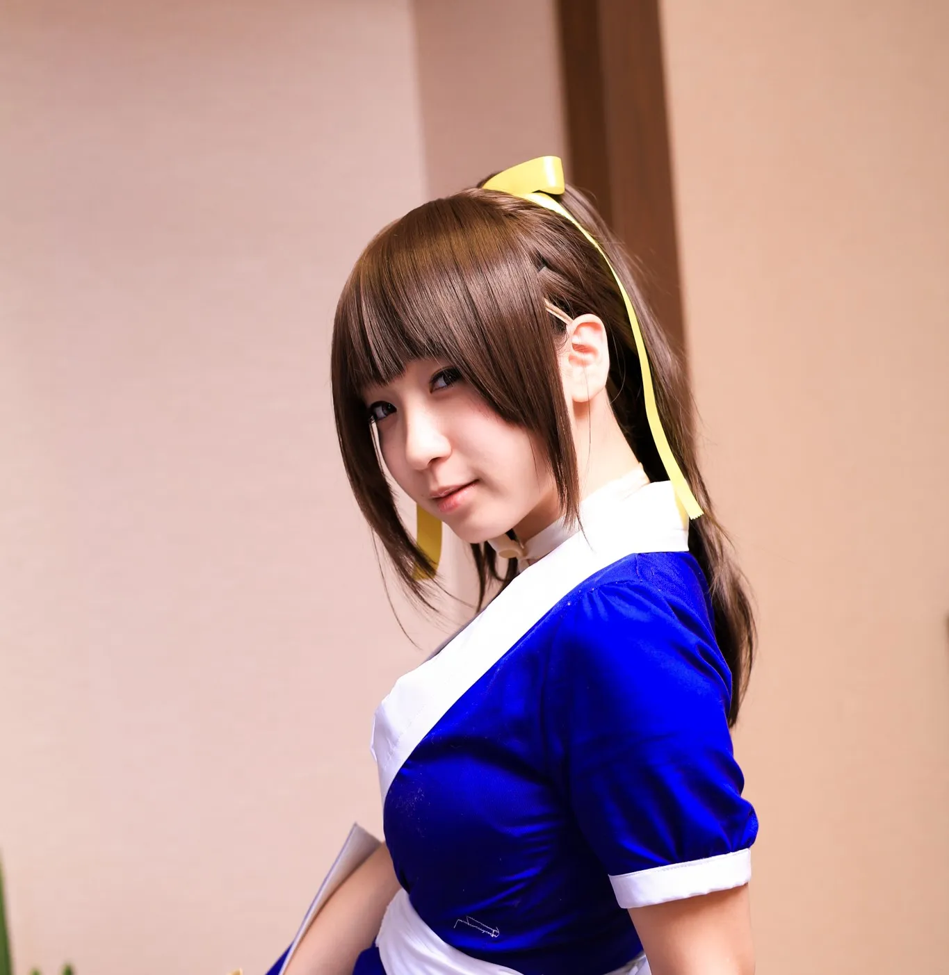 伊織もえ cosplay制服与角色造型专题参考 伊織もえ棕色马尾配黄色发带和蓝白短袖角色服的室内侧身造型