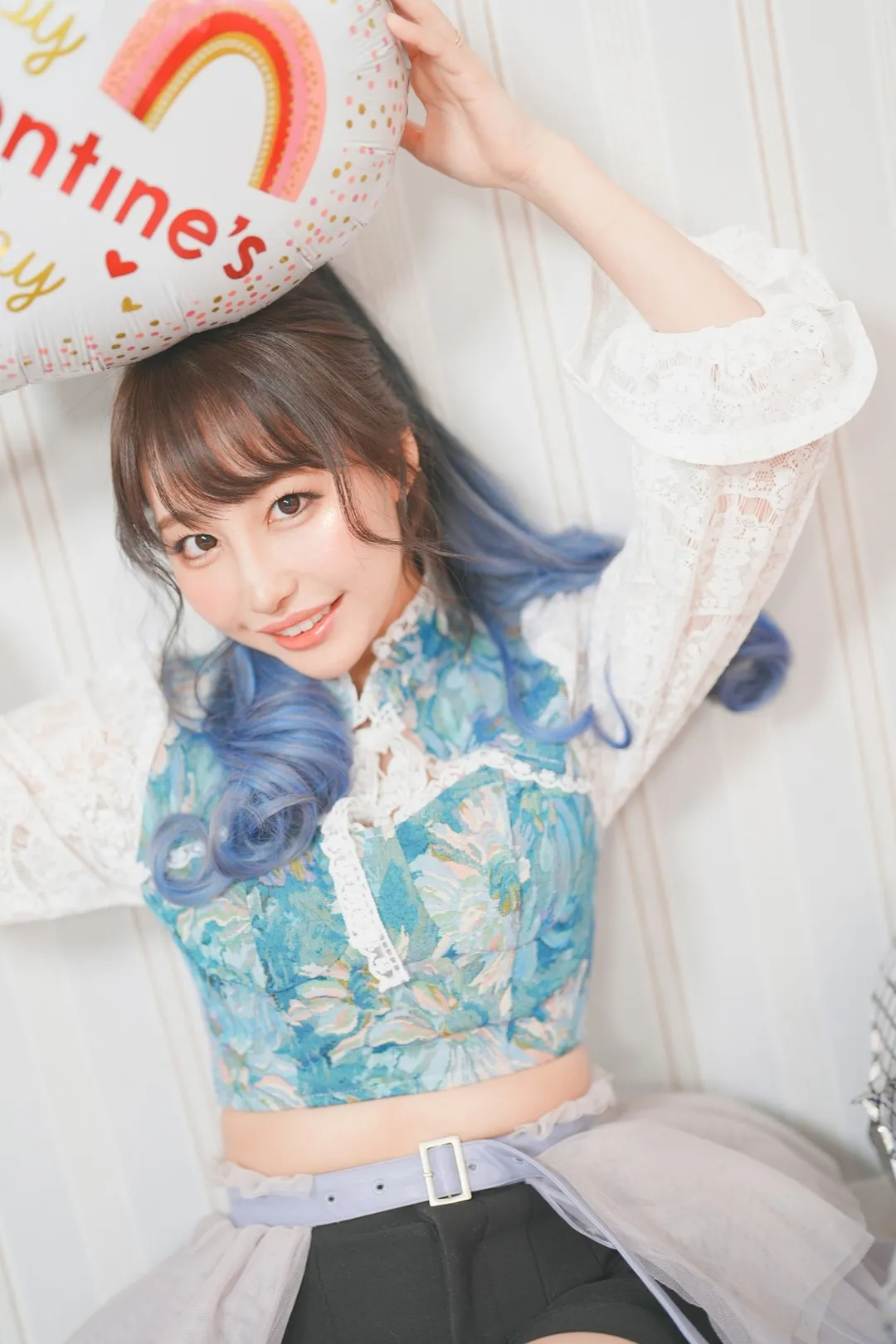 彩美旬果角色写真风格作品整理 浅色服装搭配蓝色渐变发色的角色写真