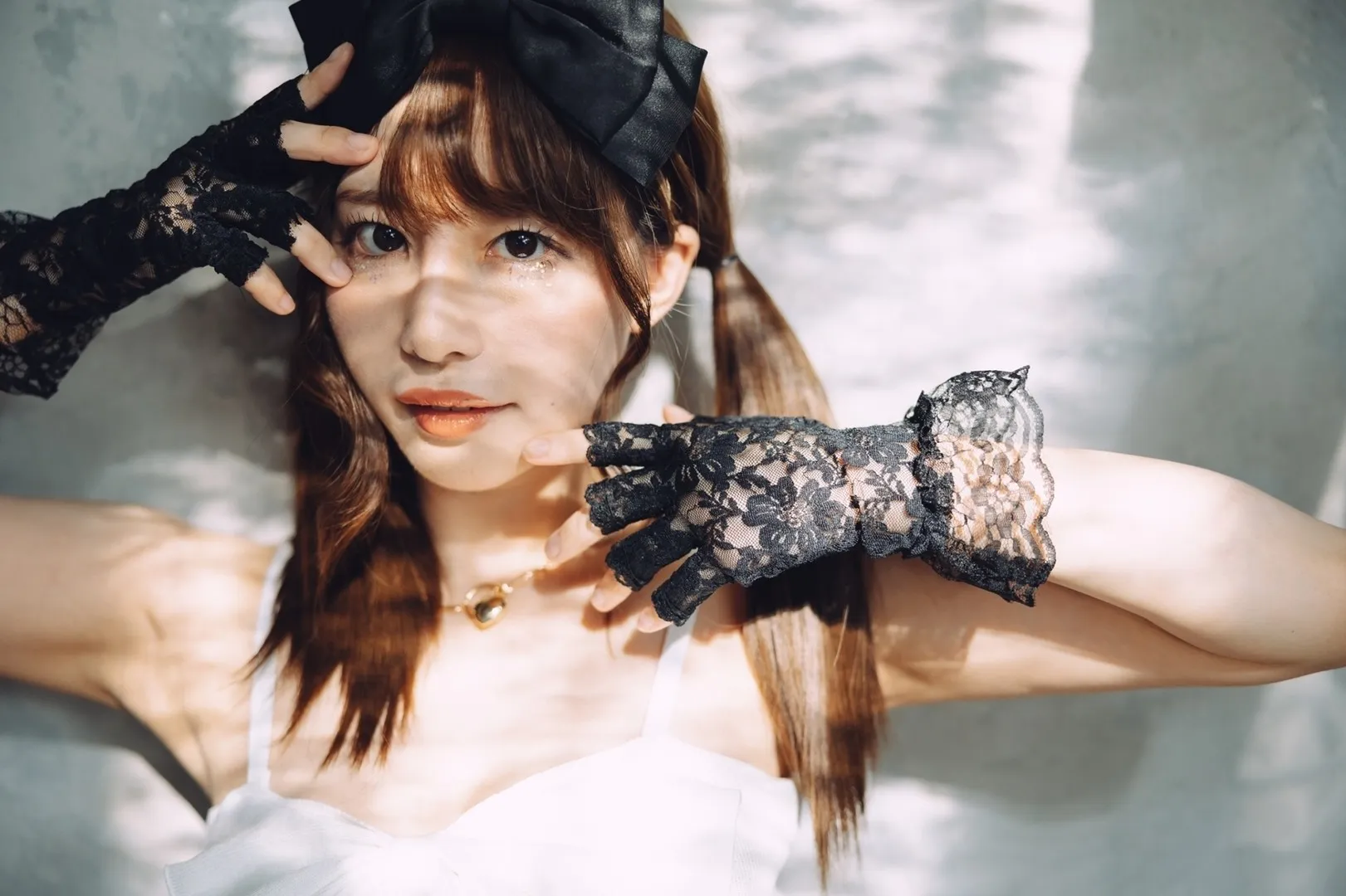 彩美旬果角色写真风格作品整理 黑色头饰与蕾丝手套搭配的角色写真