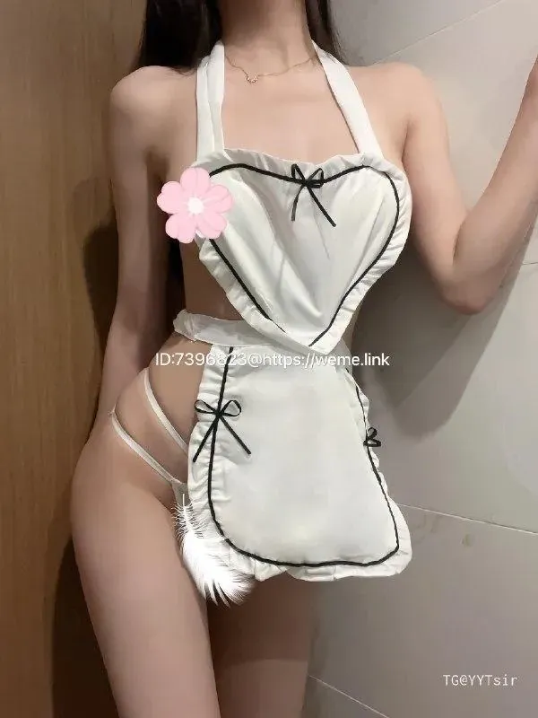 c婵婵呀写真风格作品参考 人物穿着浅色服装在室内环境中的照片