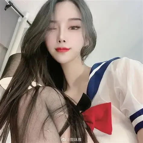 cc小恩雅角色写真风格作品整理 校园风服装搭配近距离镜头的视觉照片