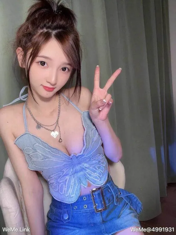小南希写真风格作品参考 浅色上衣搭配牛仔服饰的人像照片