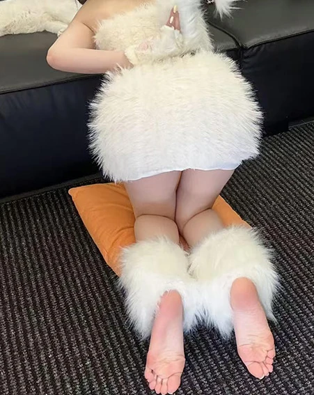 别拔虎牙cosplay视觉风格作品整理 白色毛绒元素搭配深色背景的造型照片