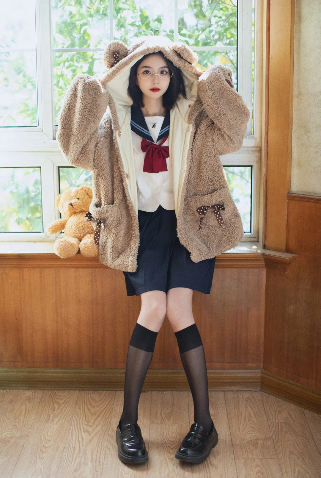 会拍照的咔咔制服角色专题 人物穿水手领JK制服和熊耳毛绒外套站在窗前