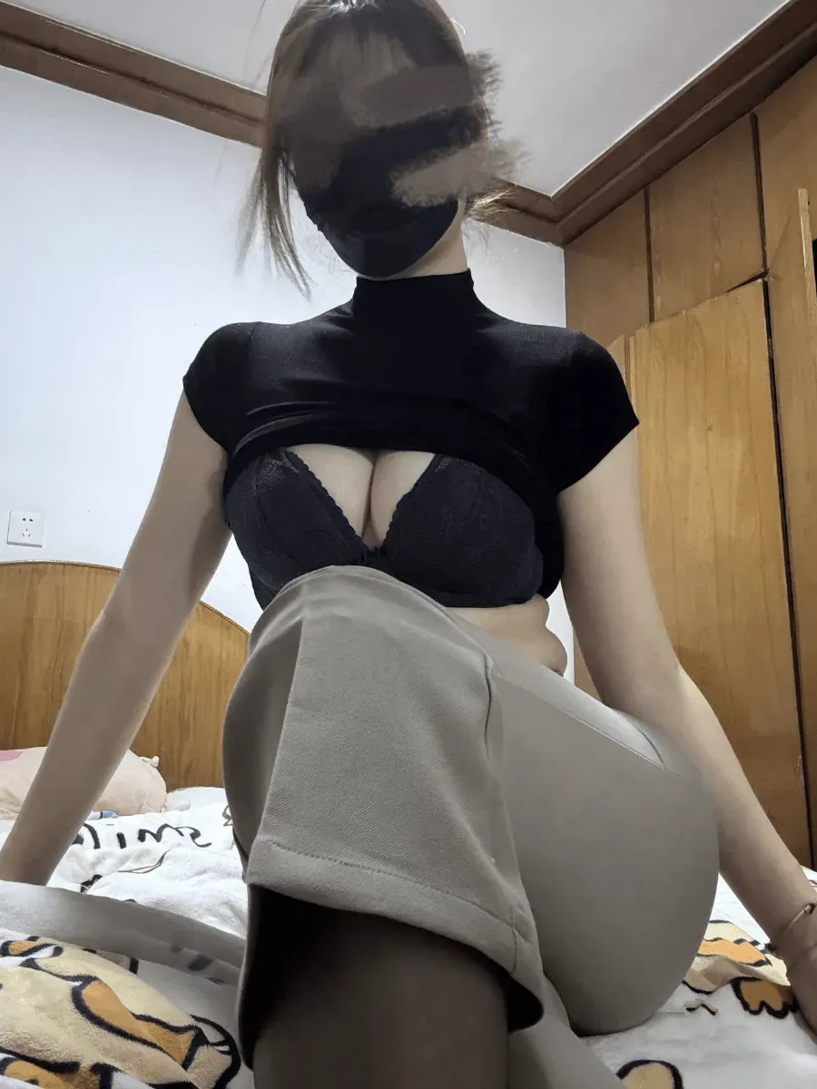 余珠珠港风复古角色写真作品参考 黑色上衣搭配深色内搭的室内造型照片