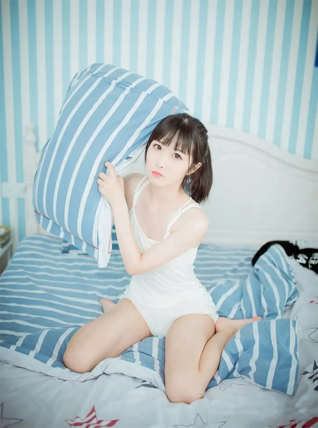 余多多dudu cosplay兔女郎作品参考 浅色卧室场景中的简洁服装写真