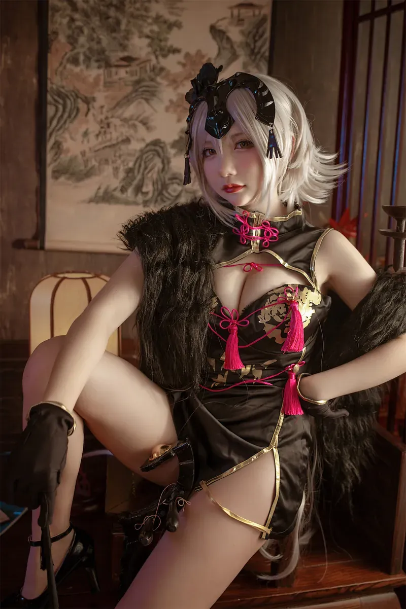 安然anran角色写真风格作品整理 白发角色造型搭配黑色服装的室内照片