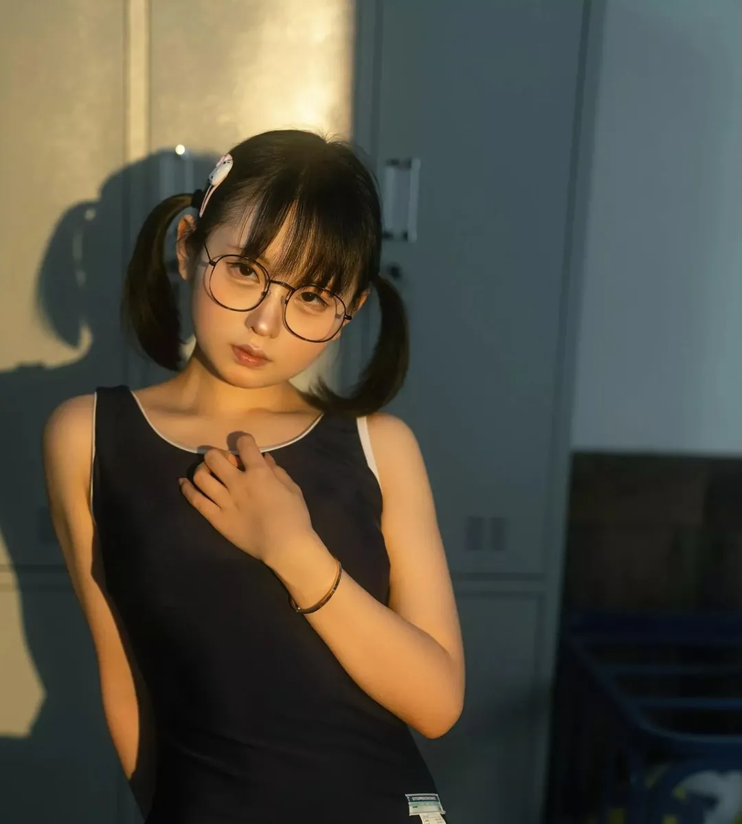 幼水铃衣Cosplay角色造型风格作品整理 暗色服装搭配眼镜的室内角色照片