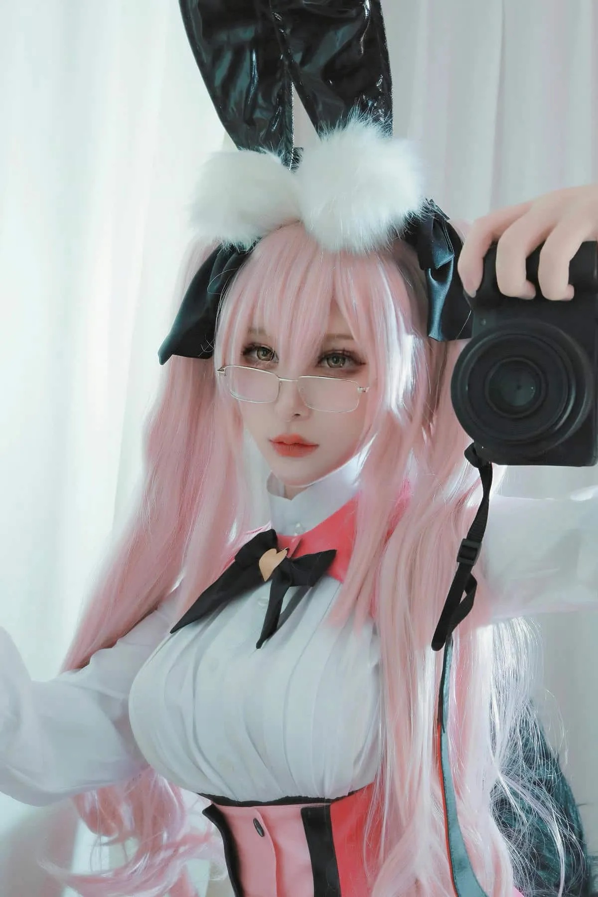 一色雨cosplay角色写真风格作品整理 粉色长发人物穿白色服装并佩戴黑色装饰的照片
