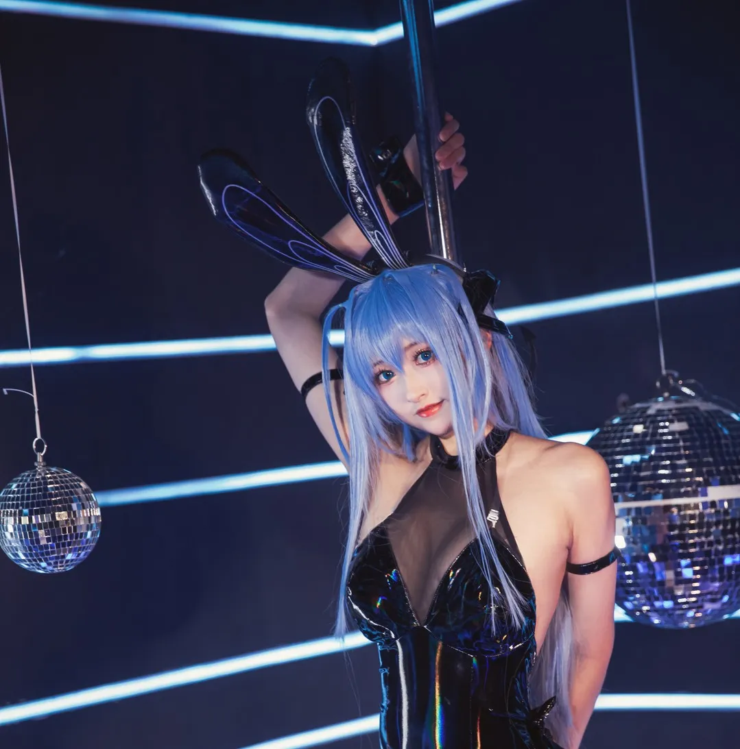 luisa_零纱 cosplay角色风格作品整理 蓝色光线环境中的未来感角色造型