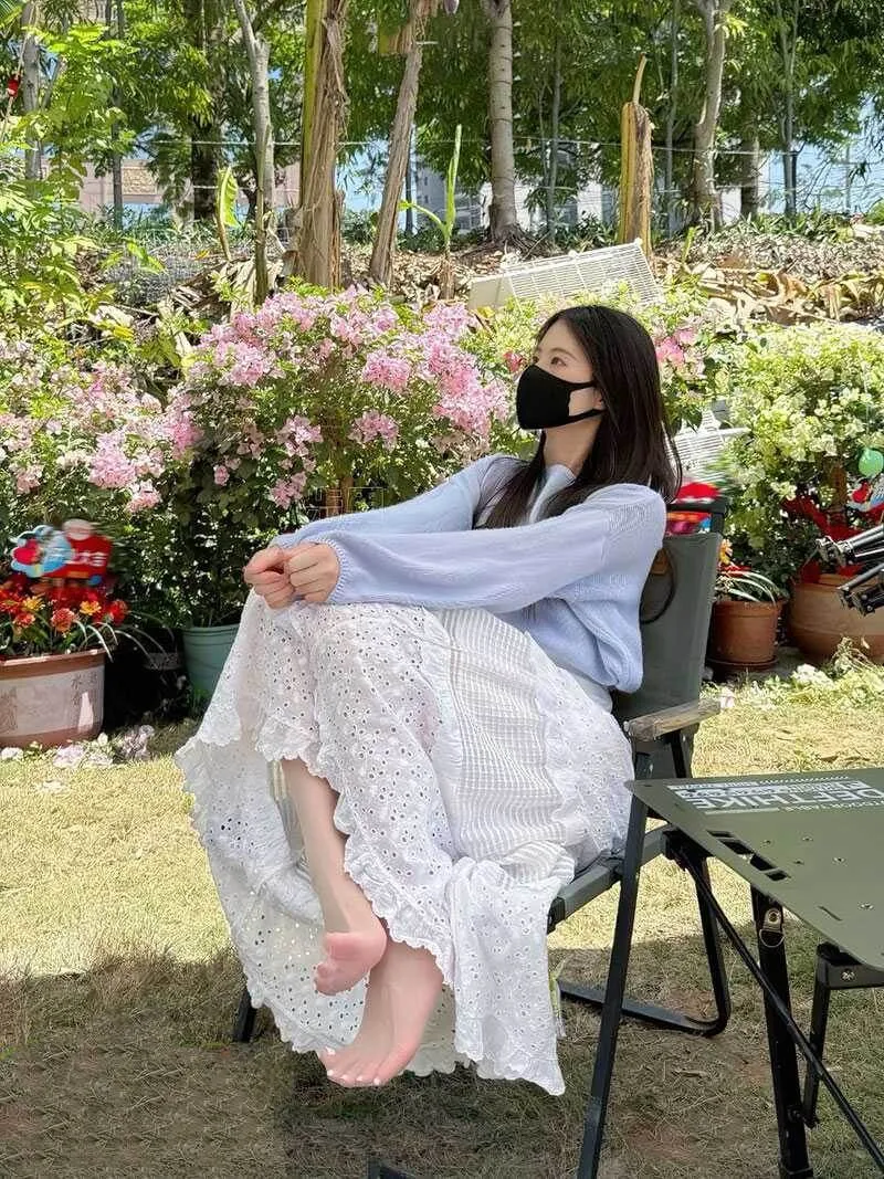 抖音小步里穿搭角色风格作品参考 浅色裙装造型,长发人物坐在户外环境中