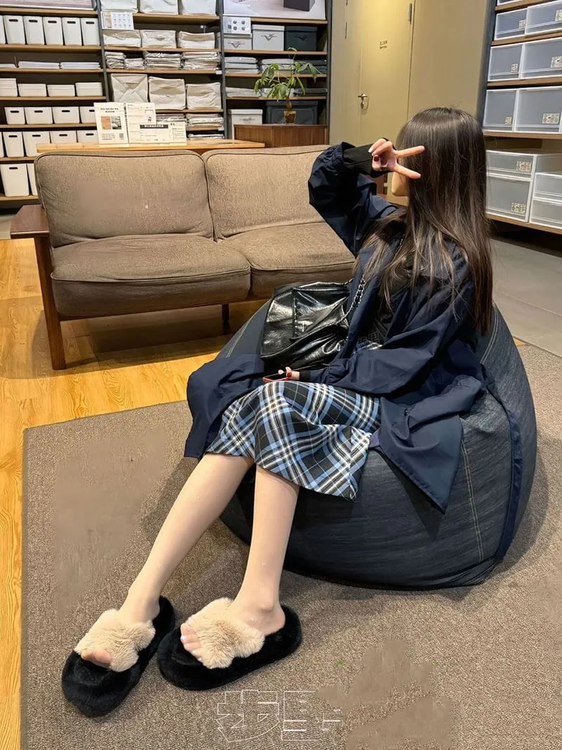 抖音小步里穿搭角色风格作品参考 深色外套与格纹服饰搭配的室内坐姿照片
