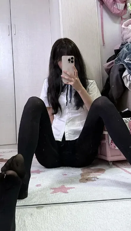 抖音一只香角色写真风格作品整理 白色上衣搭配深色下装的镜面自拍造型