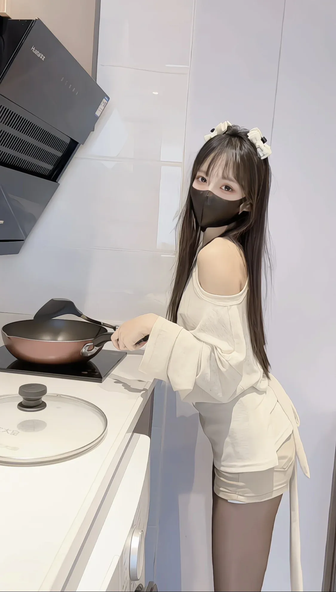 抖音一只香角色写真风格作品整理 厨房环境中的白色服装造型照片