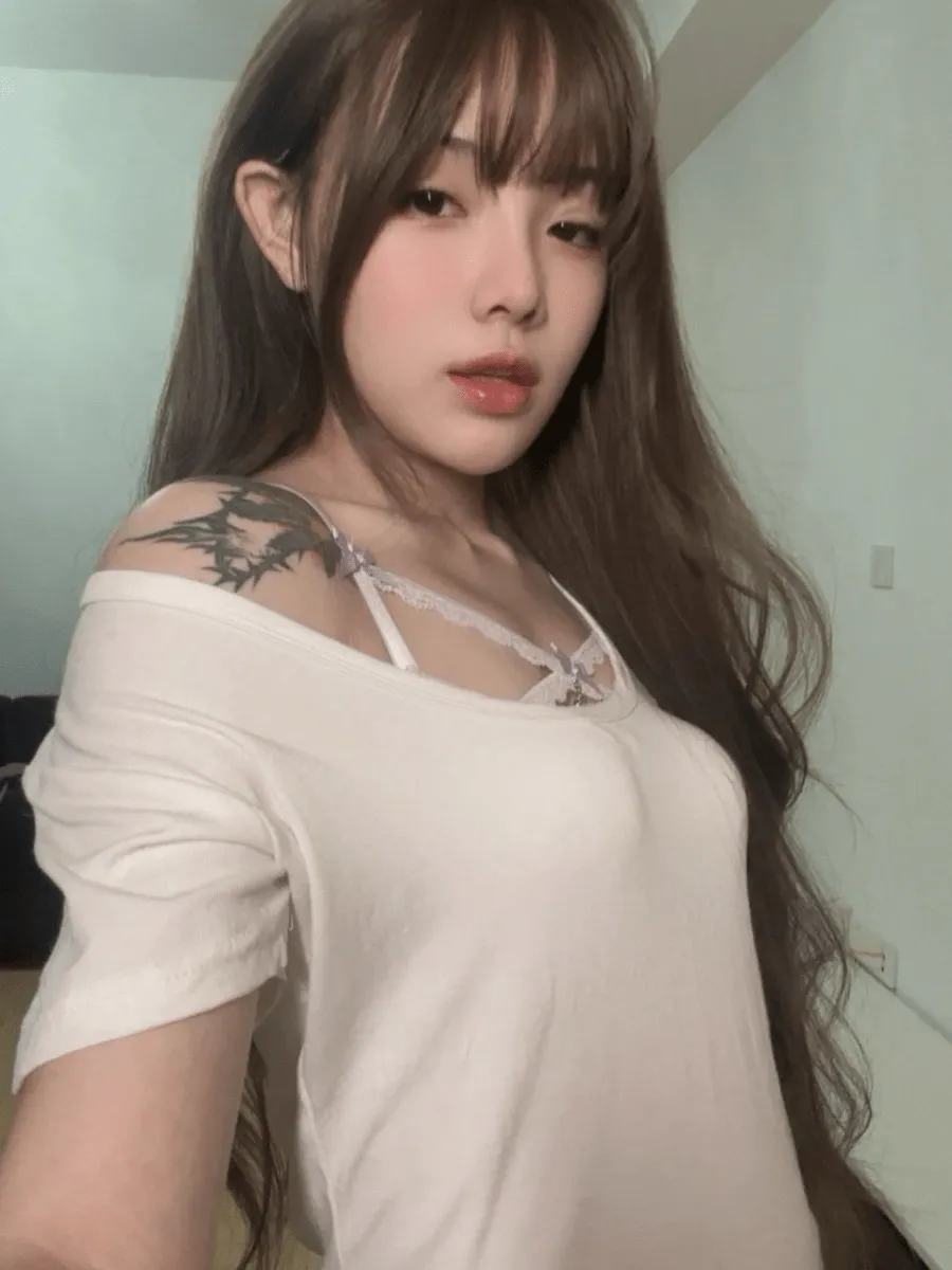 吉吉怪怪Cosplay风格作品参考 白色上衣搭配长发造型的近距离自拍画面