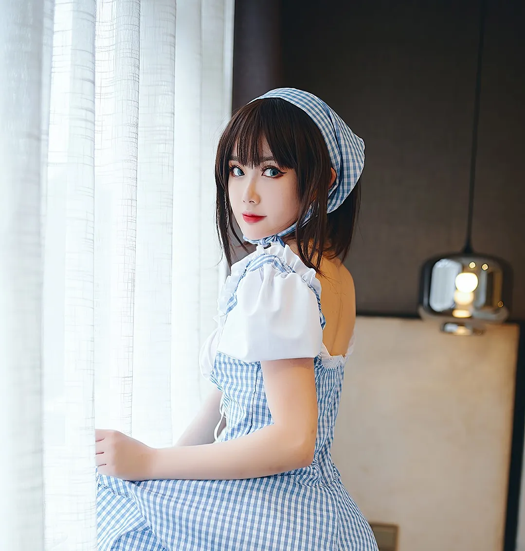您的蛋蛋角色扮演风格作品整理 蓝白格纹服饰搭配头巾的室内角色造型
