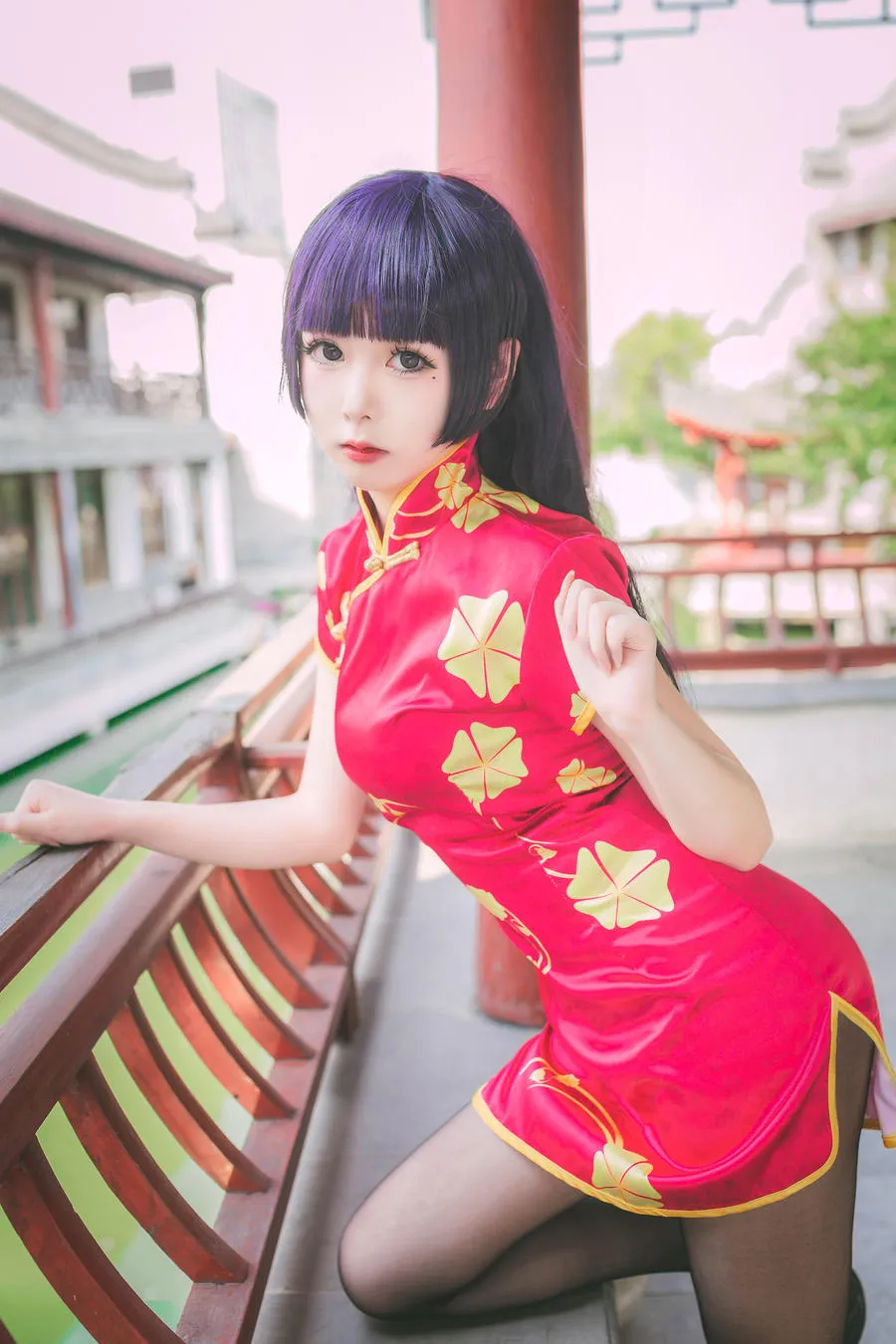 miya角色扮演写真风格作品参考 红色传统服饰户外摄影画面